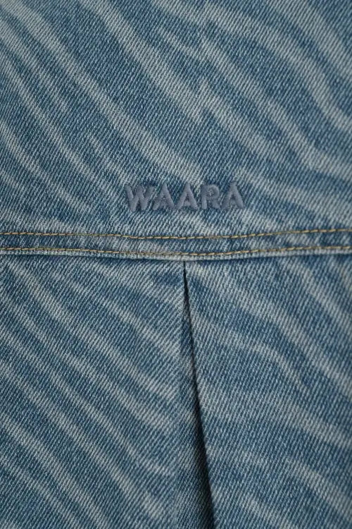 Parte atras chaqueta jean estampada